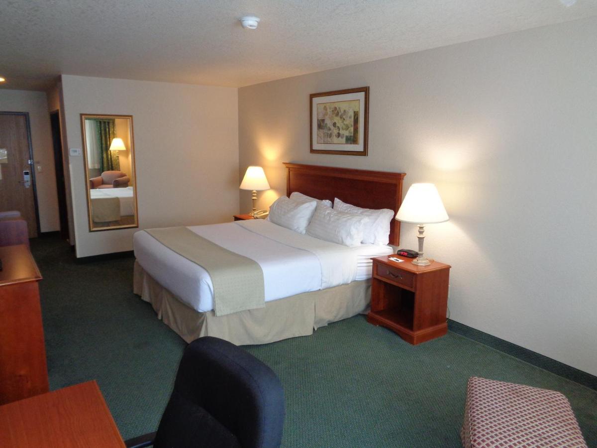 King Room - Disability Access at Country Inn & Suites by Radisson, Sidney, NE