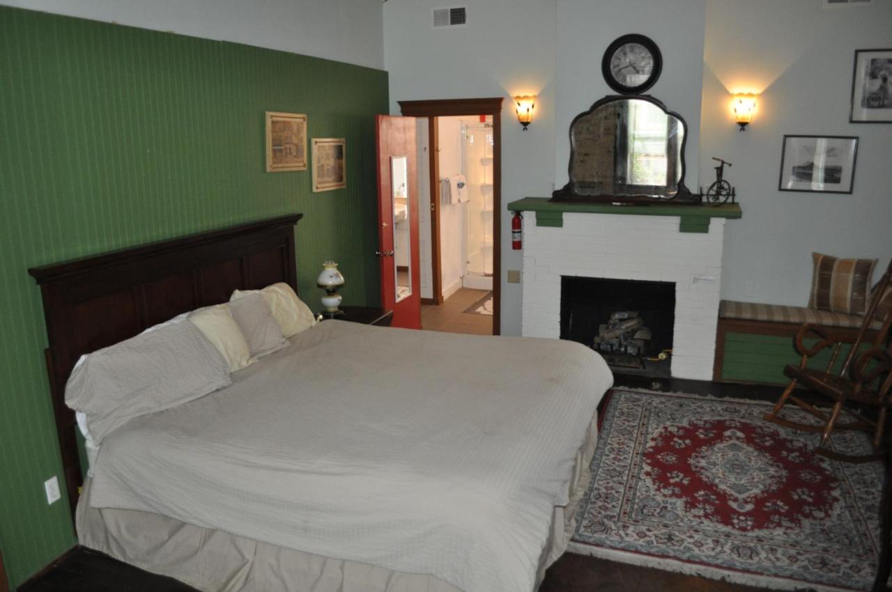 King Suite with Spa Bath at The Historic Grand Canyon Hotel