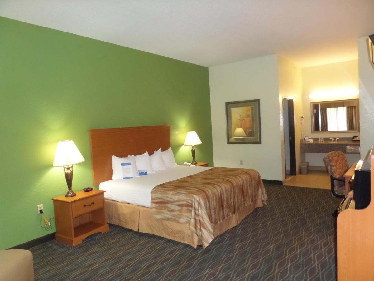 King Room with Bath Tub - Mobility/Hearing Accessible - Non-Smoking at Baymont by Wyndham Pearsall