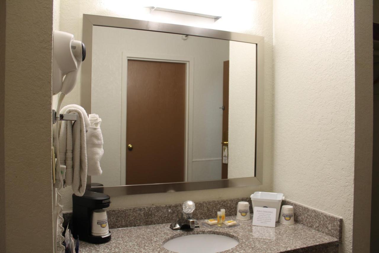 Standard King Room - Smoking at Days Inn & Suites by Wyndham Bridgeport - Clarksburg