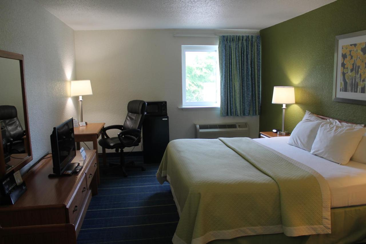 Standard King Room - Smoking at Days Inn & Suites by Wyndham Bridgeport - Clarksburg