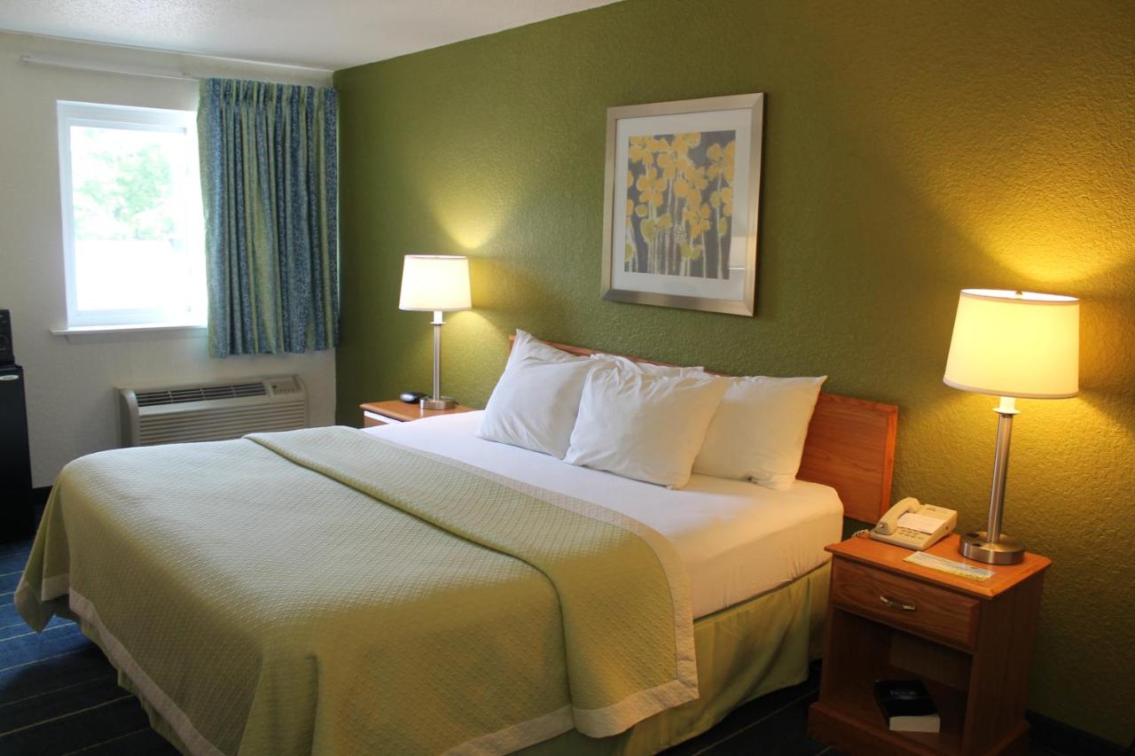 Standard King Room - Smoking at Days Inn & Suites by Wyndham Bridgeport - Clarksburg