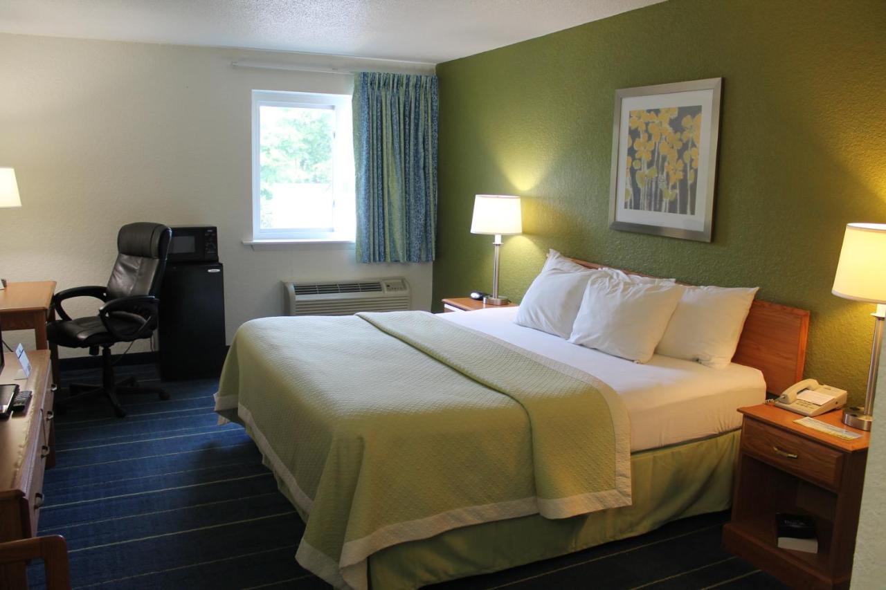 King Room - Non-Smoking at Days Inn & Suites by Wyndham Bridgeport - Clarksburg
