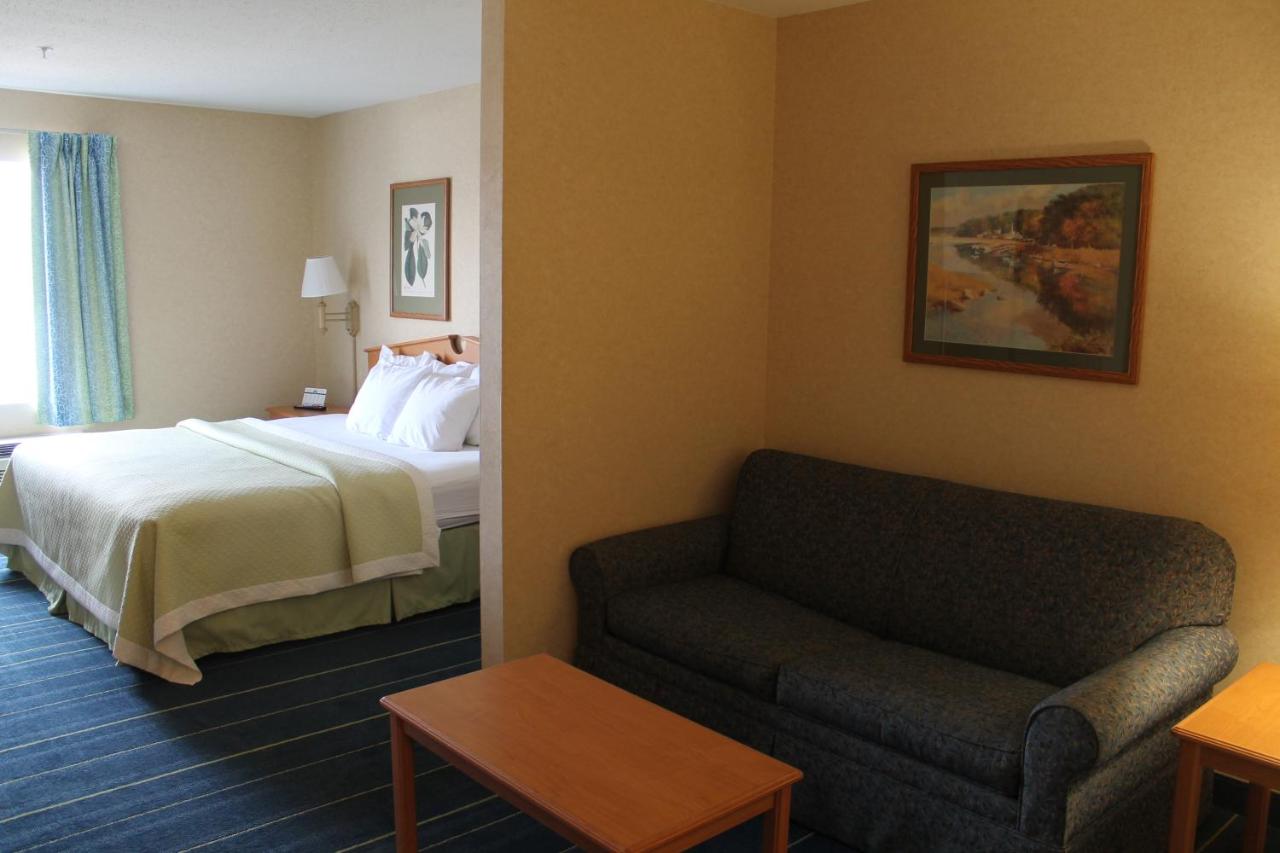 Queen Studio - Smoking at Days Inn & Suites by Wyndham Bridgeport - Clarksburg
