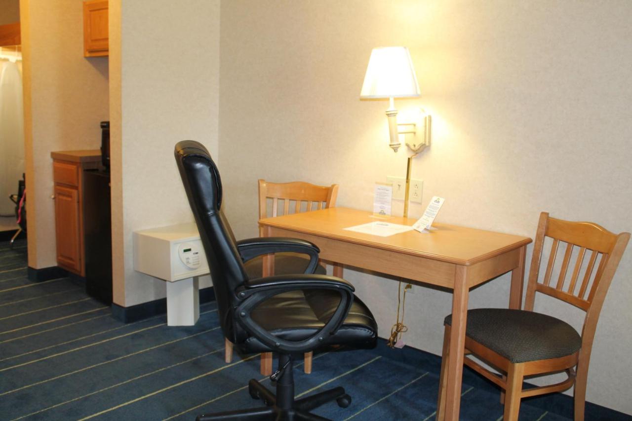 Queen Studio - Smoking at Days Inn & Suites by Wyndham Bridgeport - Clarksburg