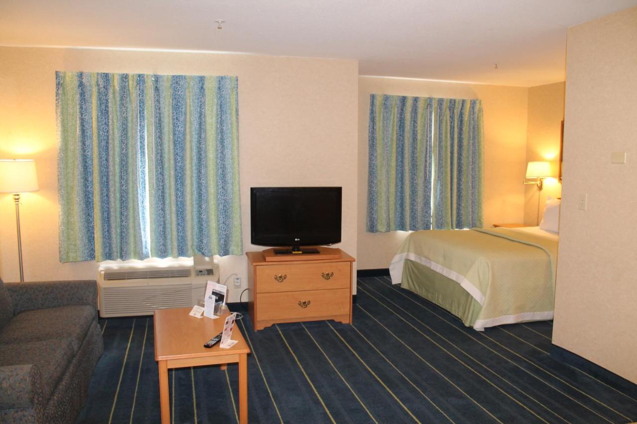 Queen Studio - Smoking at Days Inn & Suites by Wyndham Bridgeport - Clarksburg
