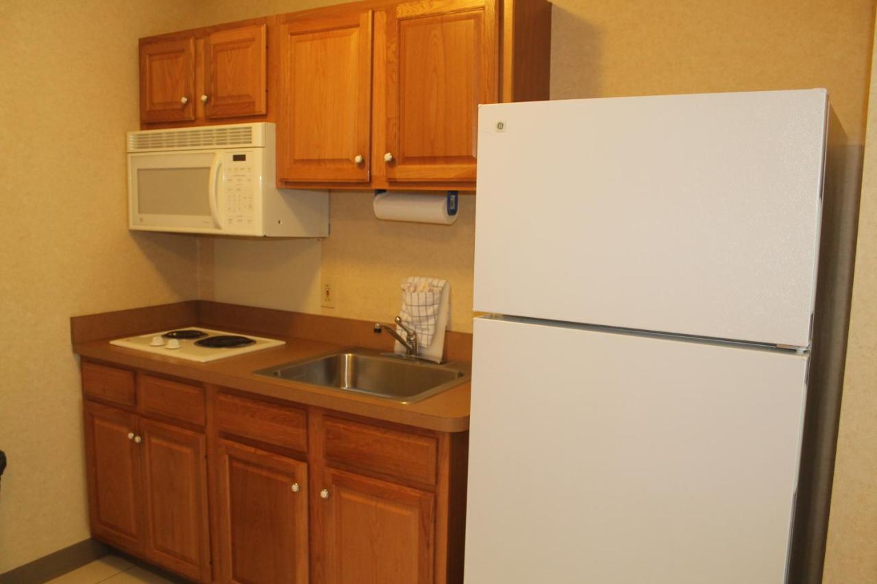 Queen Studio - Smoking at Days Inn & Suites by Wyndham Bridgeport - Clarksburg
