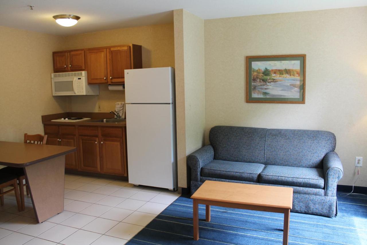 Queen Studio - Smoking at Days Inn & Suites by Wyndham Bridgeport - Clarksburg
