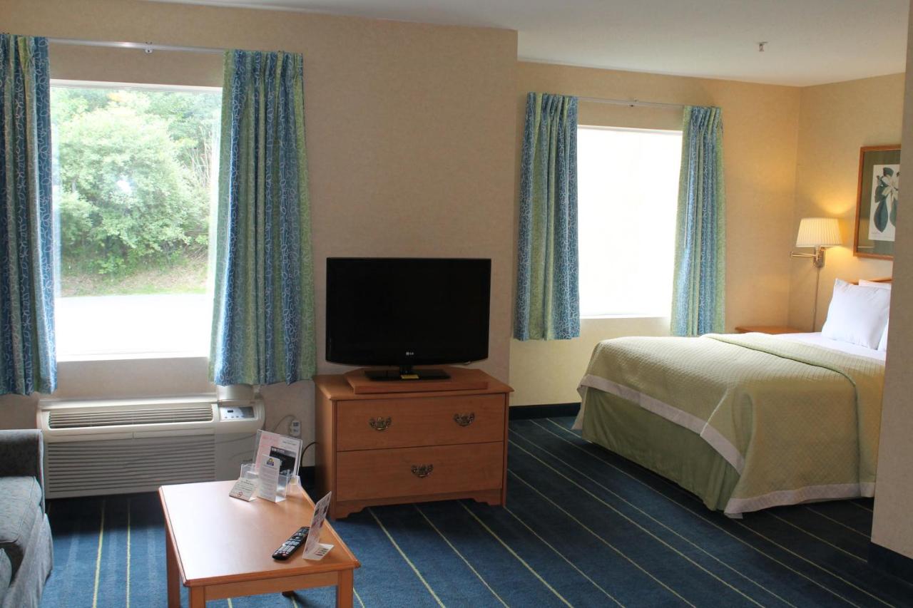 Queen Studio - Smoking at Days Inn & Suites by Wyndham Bridgeport - Clarksburg