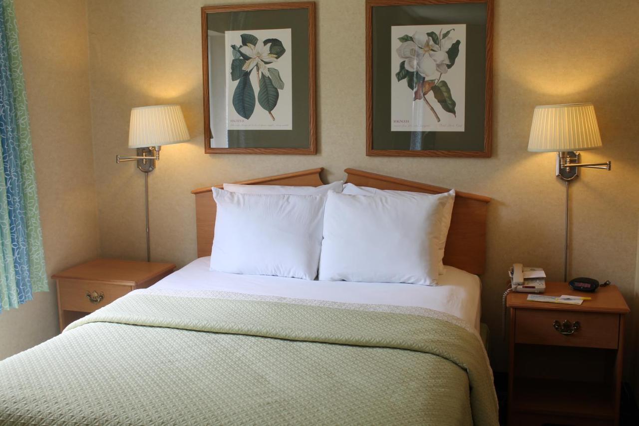 Queen Studio - Smoking at Days Inn & Suites by Wyndham Bridgeport - Clarksburg