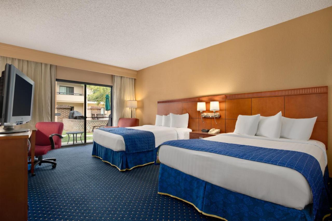 Queen Room at Baymont by Wyndham Columbia Northwest