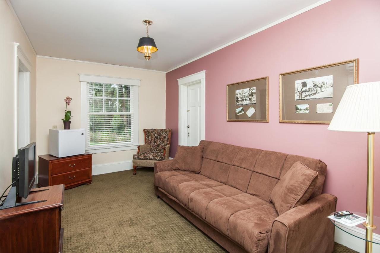 King Suite with Sofa Bed at Lakeside Inn