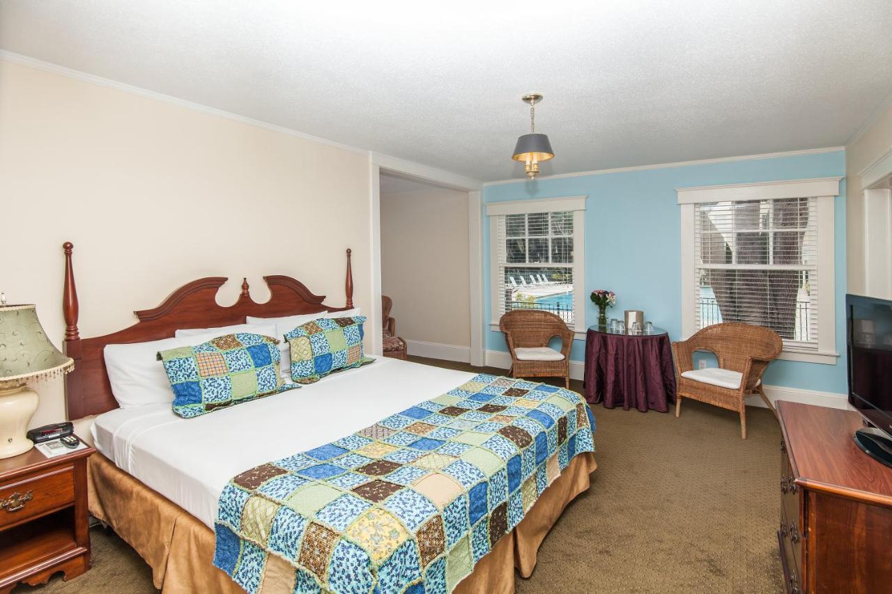 King Suite with Sofa Bed at Lakeside Inn