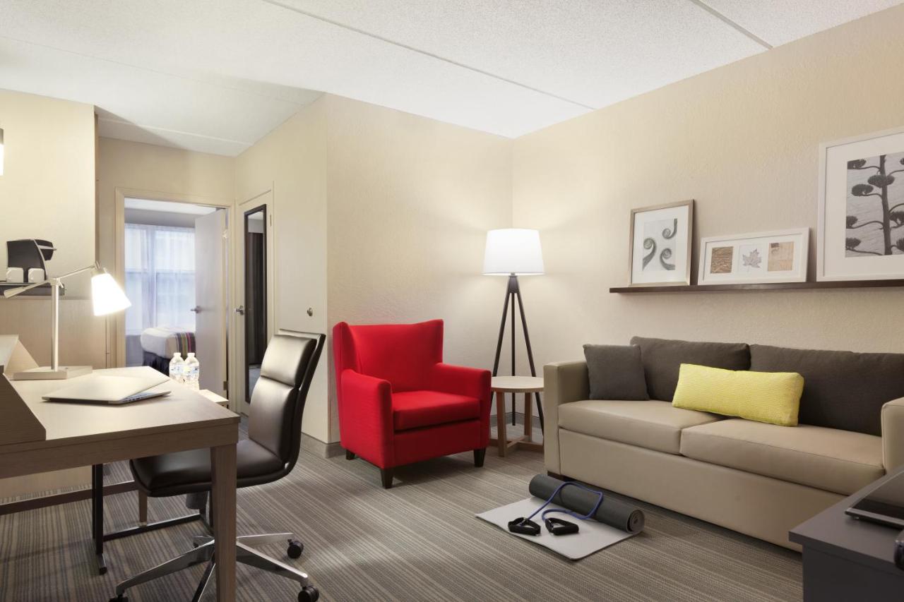 Queen Suite at Country Inn & Suites by Radisson, Bloomington at Mall of America, MN