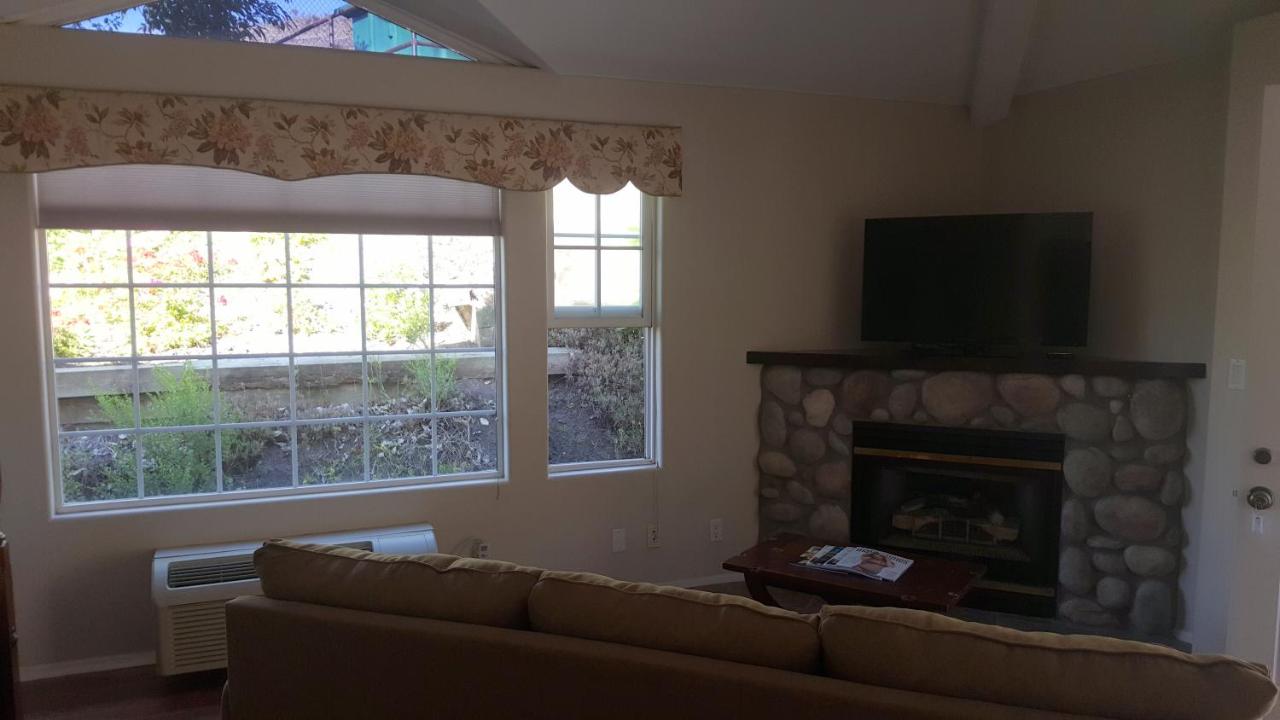King Room with Mountain View at Malibu Country Inn