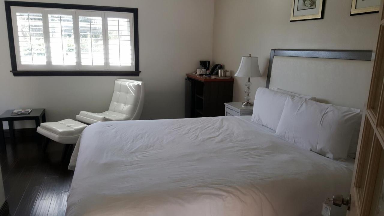 King Room with Balcony at Malibu Country Inn