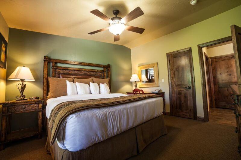 Deluxe King Suite at Cable Mountain Lodge
