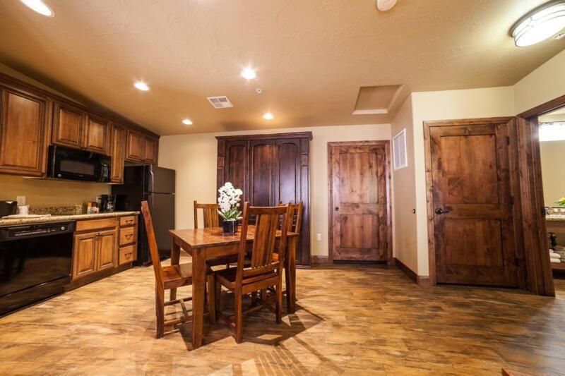 Classic Suite with Wall Bed at Cable Mountain Lodge