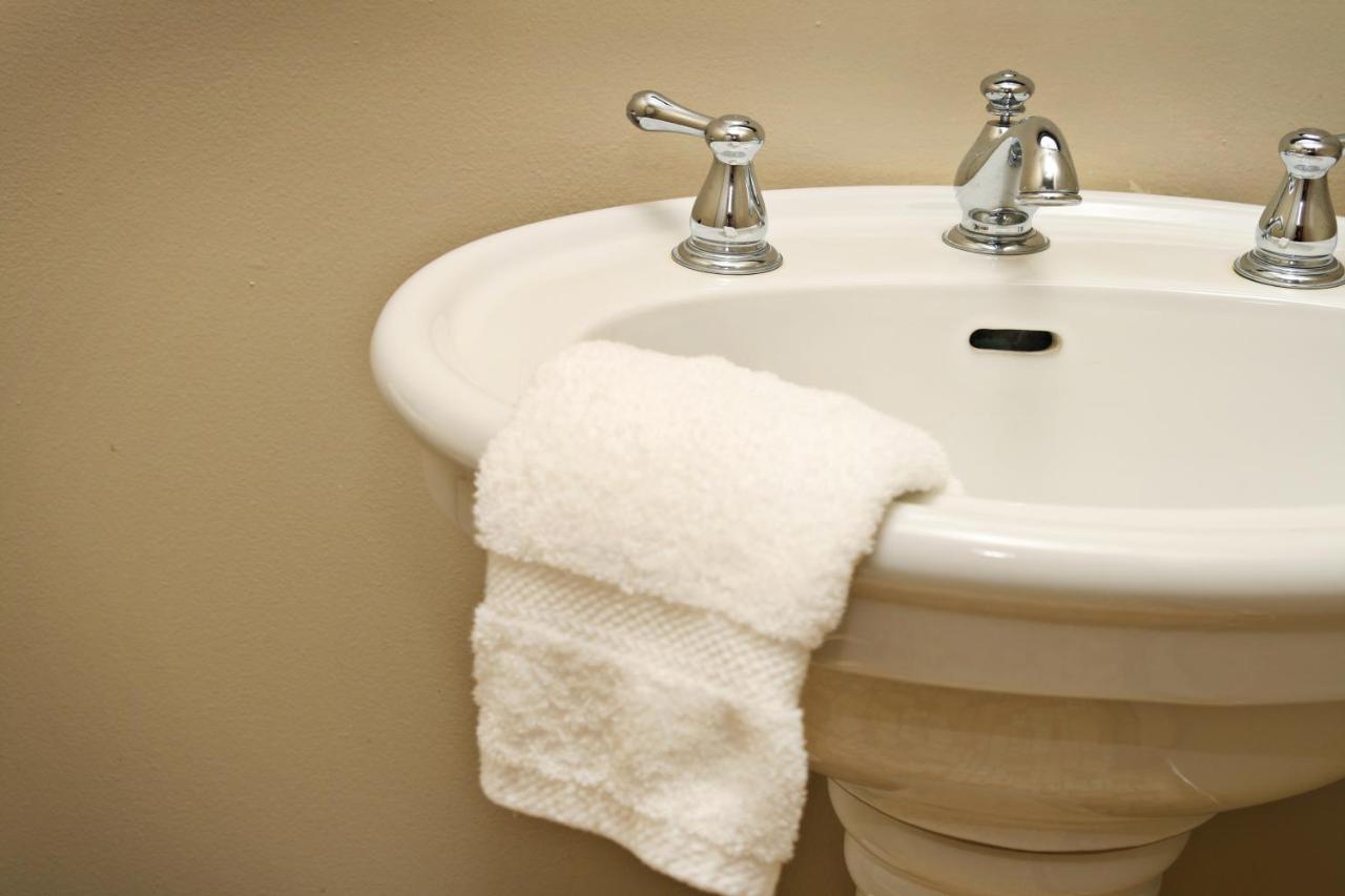 Queen Room with Shared Bathroom at Balch Hotel