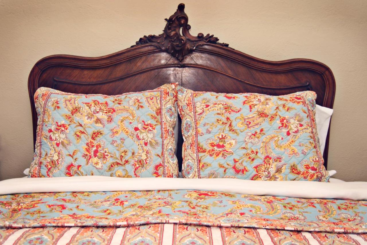Queen Room with Shared Bathroom at Balch Hotel