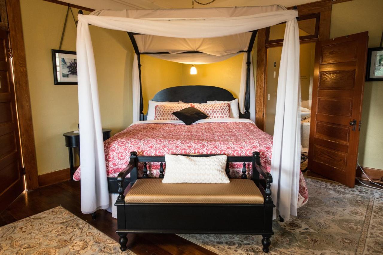 King Room with Spa Bath at Balch Hotel