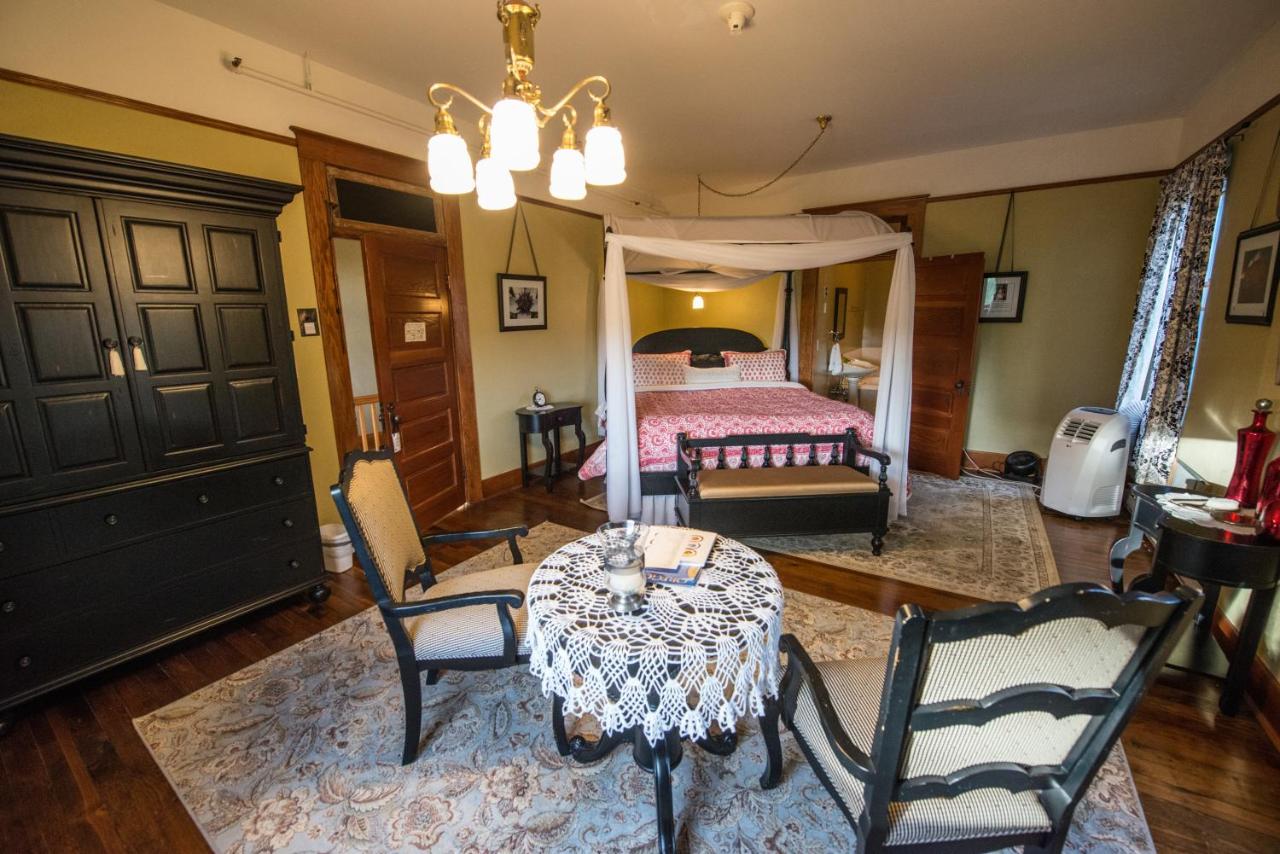 King Room with Spa Bath at Balch Hotel