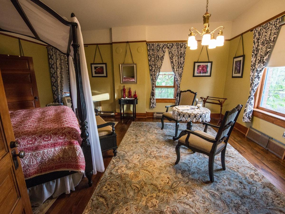King Room with Spa Bath at Balch Hotel
