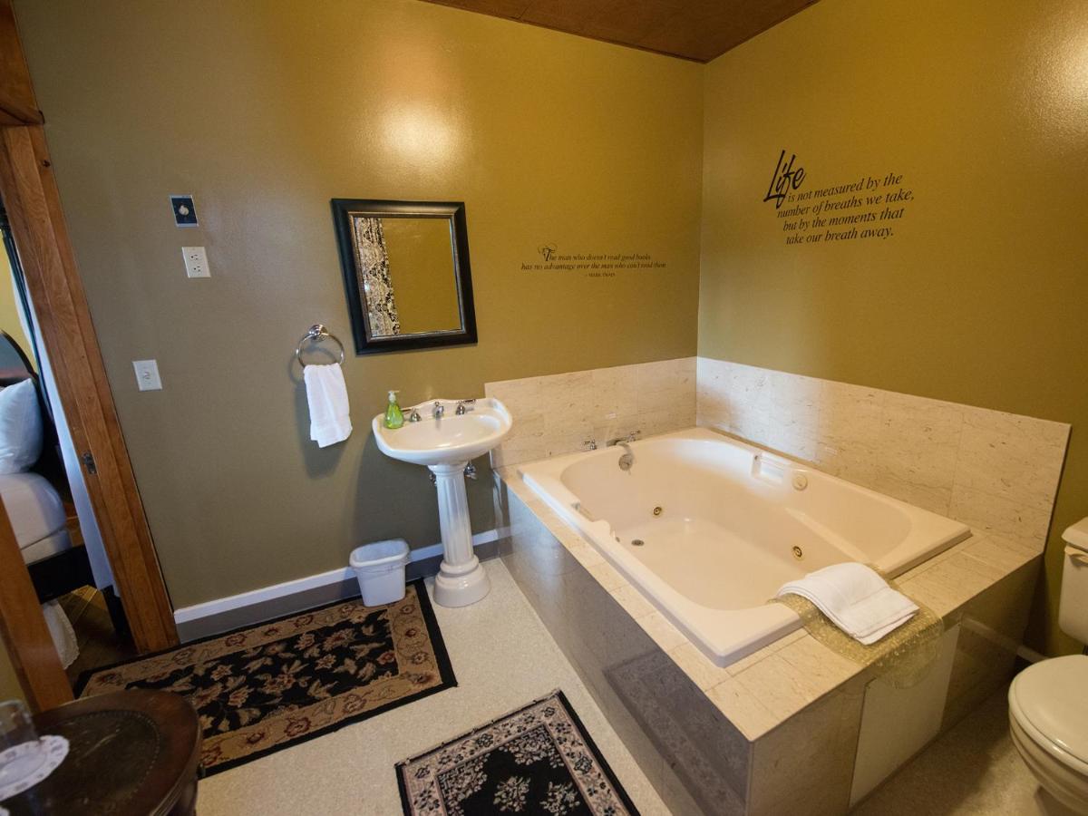 King Room with Spa Bath at Balch Hotel