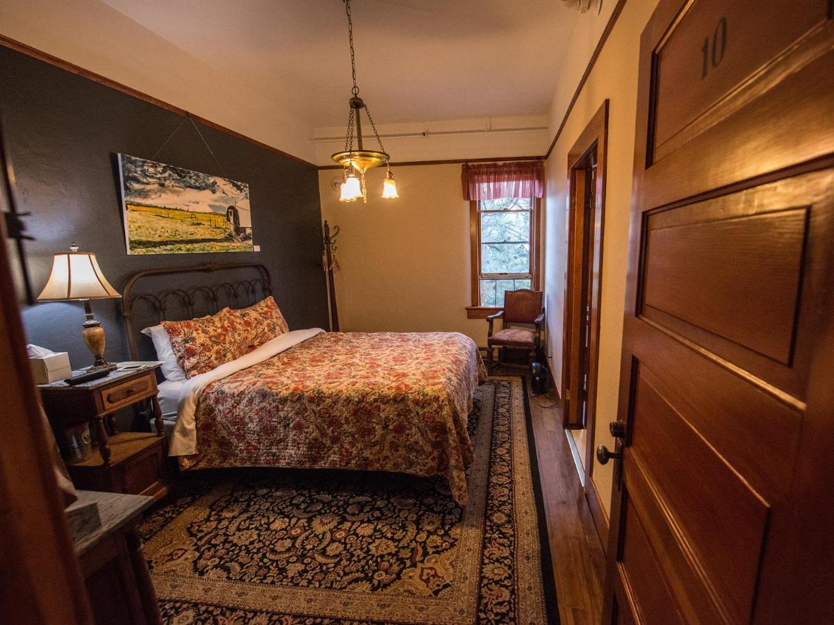 Queen Room with Private Bathroom at Balch Hotel