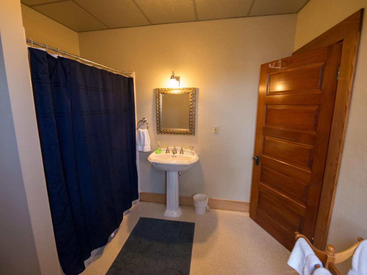 Queen Room with Private Bathroom at Balch Hotel