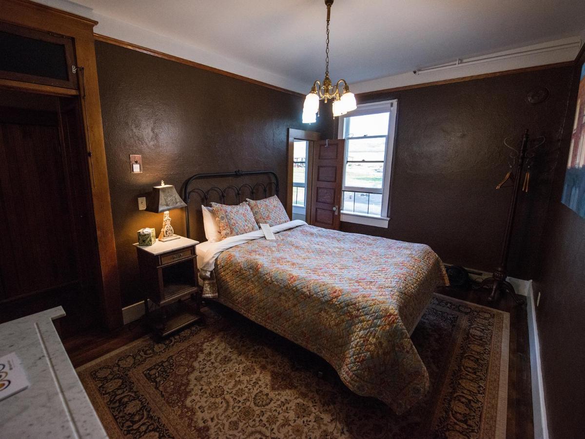 Queen Room with Private Bathroom at Balch Hotel
