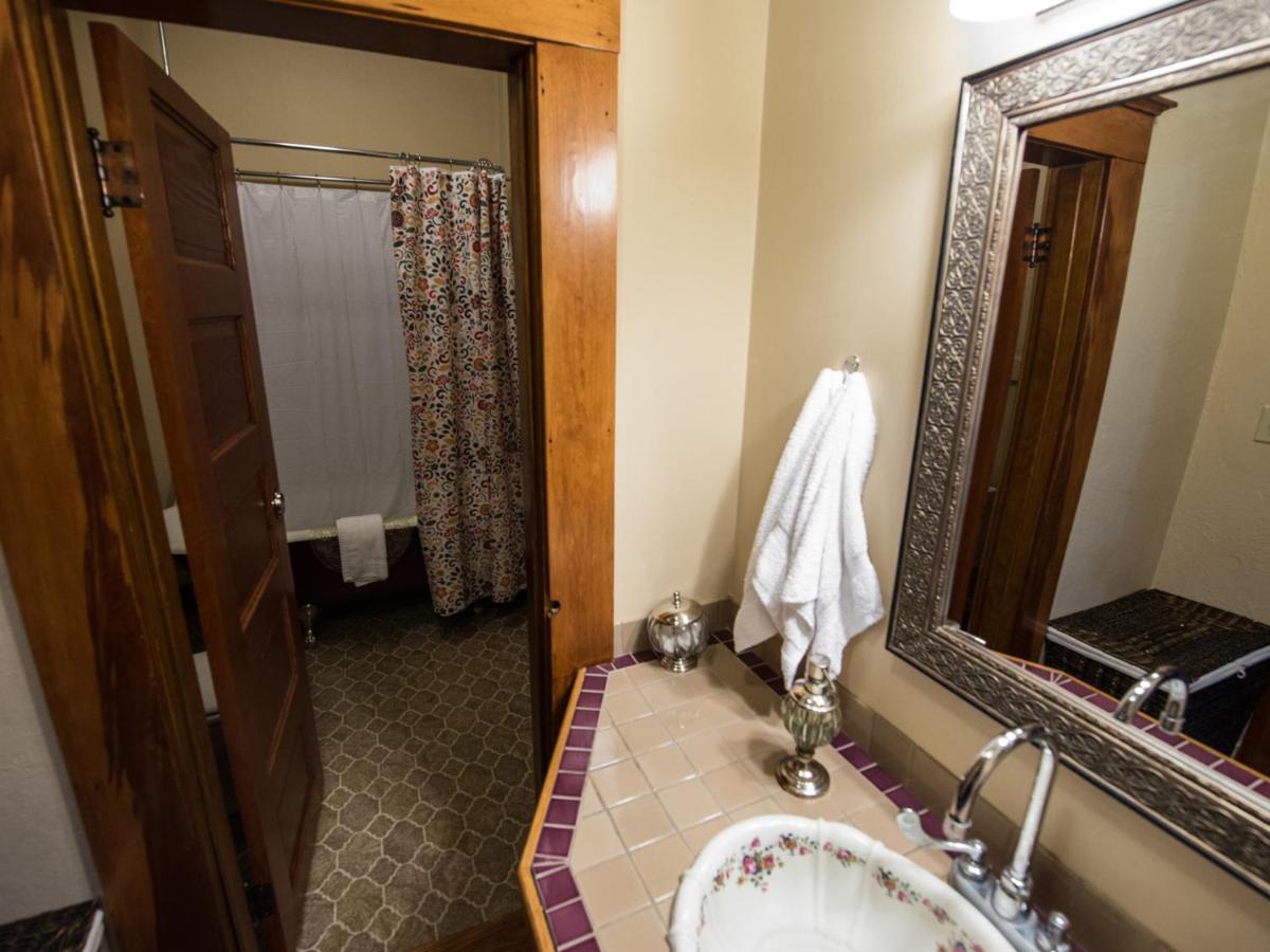 Queen Room with Shared Bathroom at Balch Hotel