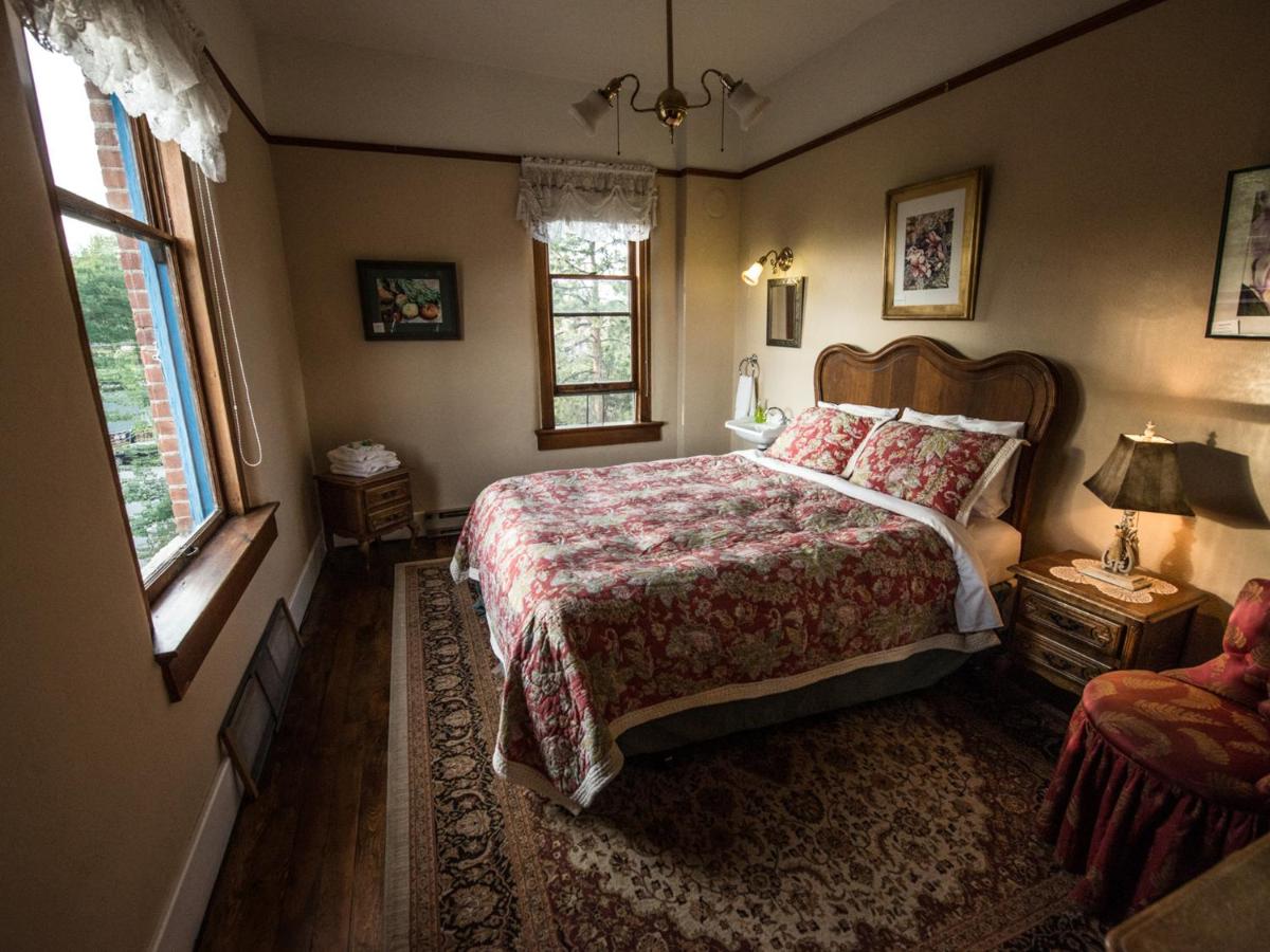 Queen Room with Shared Bathroom at Balch Hotel