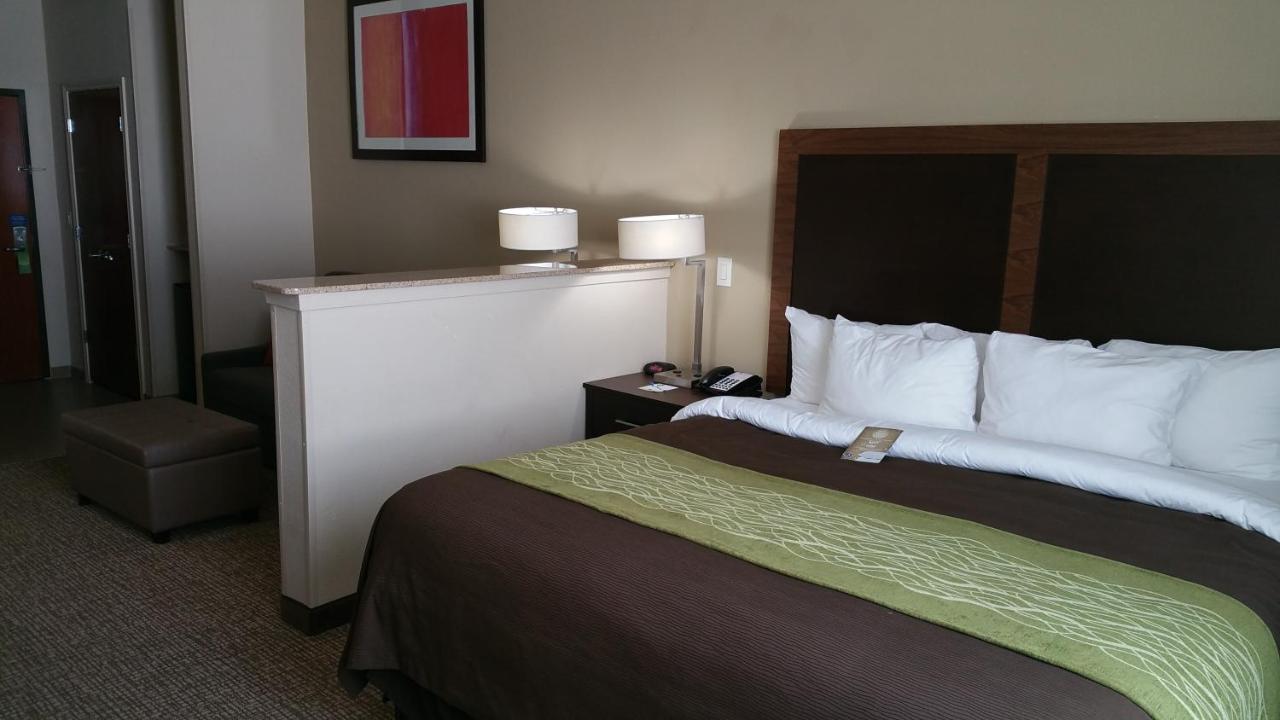 King Suite at Comfort Inn & Suites Lakeside
