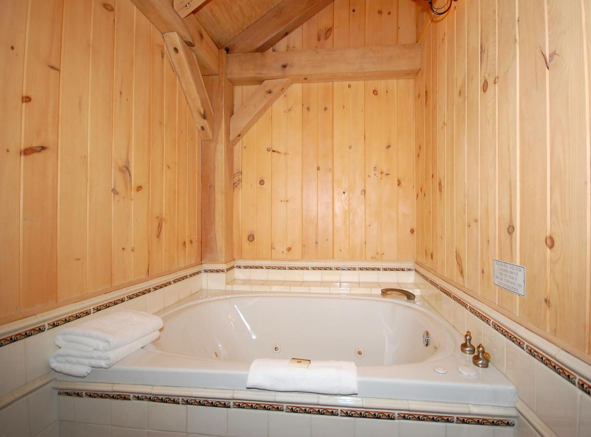 One-Bedroom Cabin at The Smokehouse Lodge and Cabins