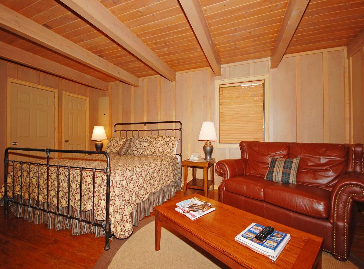 One-Bedroom Rustic Cabin at The Smokehouse Lodge and Cabins