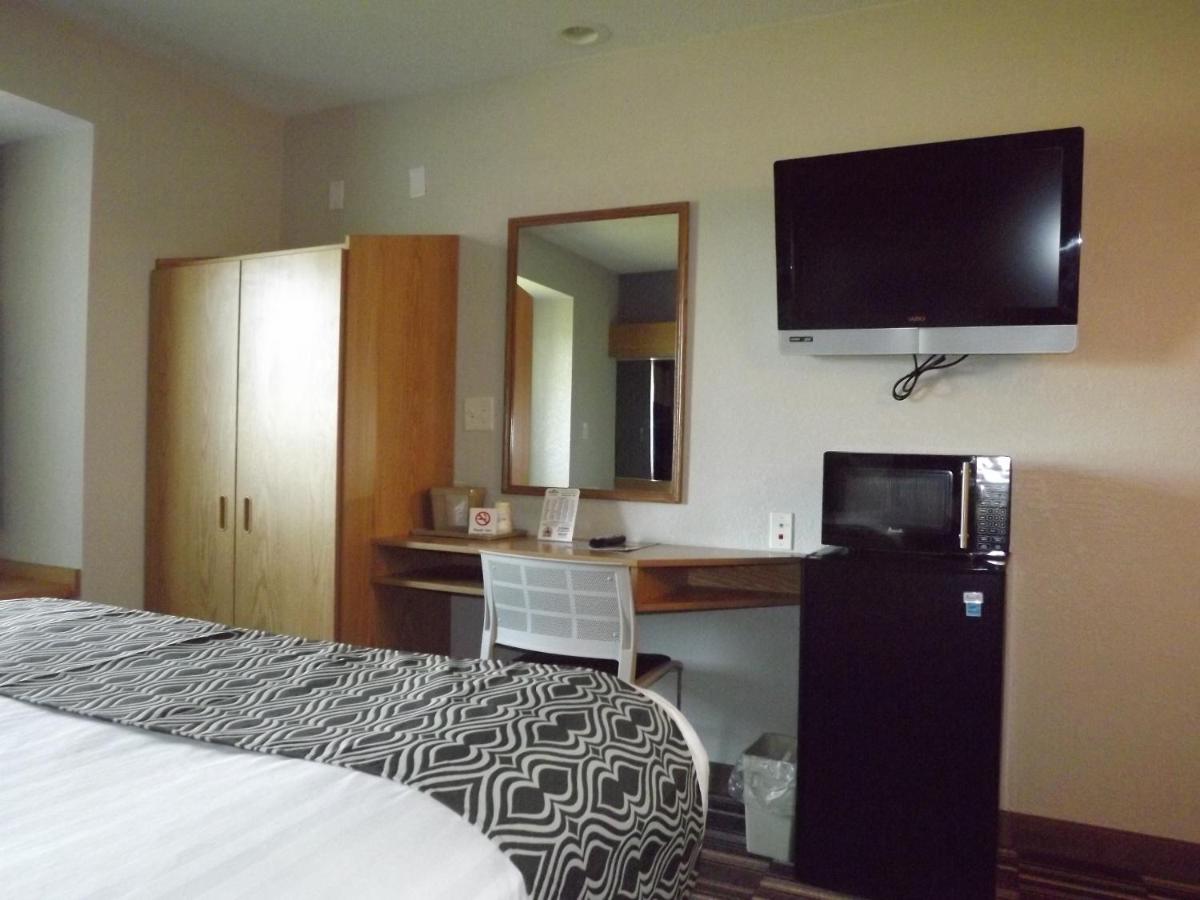 Queen Room - Non-Smoking at Microtel Inn & Suites by Wyndham Ames