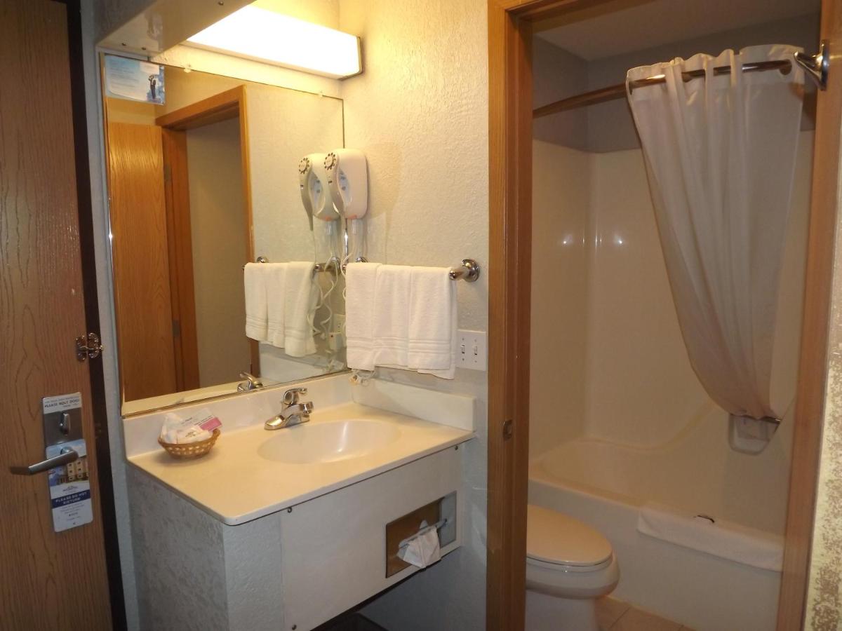 Queen Room - Non-Smoking at Microtel Inn & Suites by Wyndham Ames