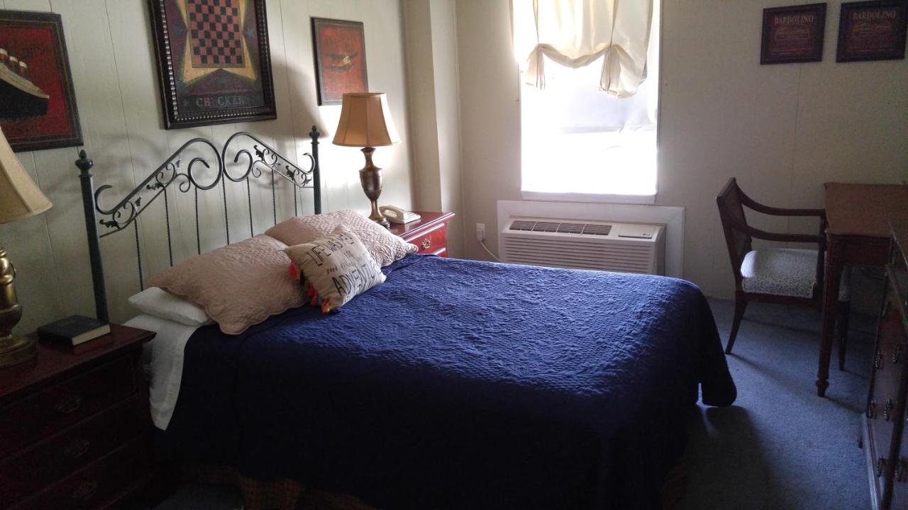 Deluxe Single Room at Seminole Inn