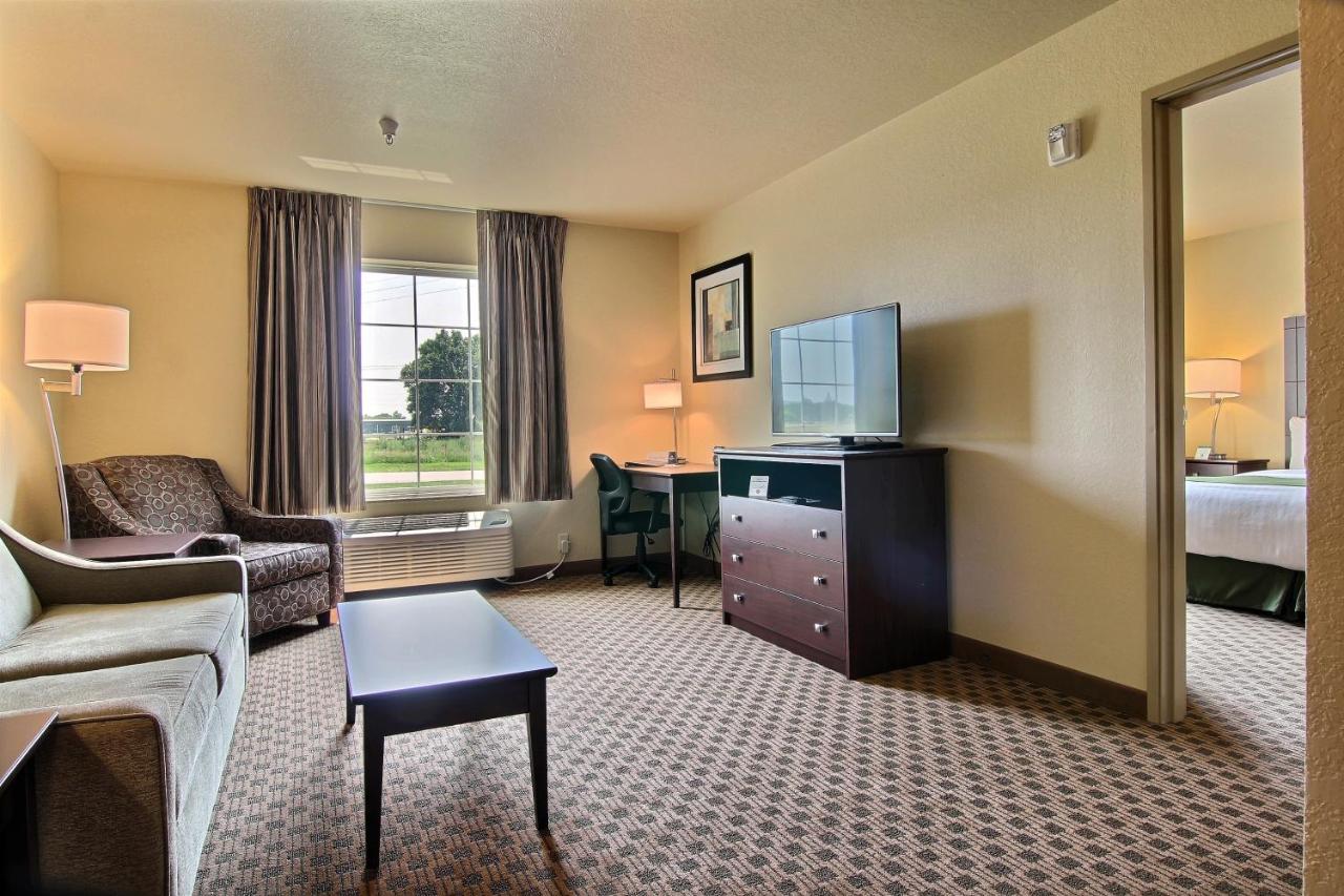 One-Bedroom Suite at Cobblestone Inn & Suites - Linton