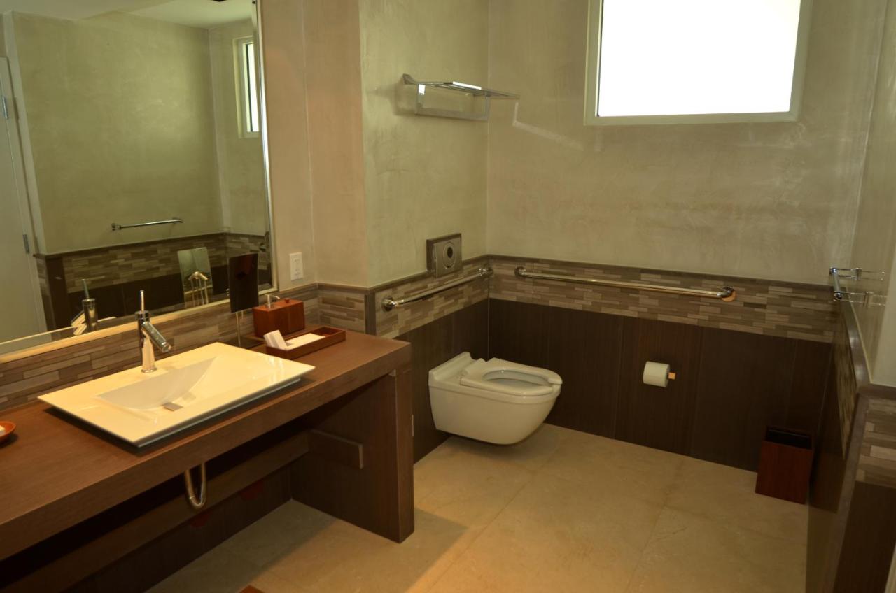 Corner Room - Disability Access with Ocean View at Royal Blues Hotel