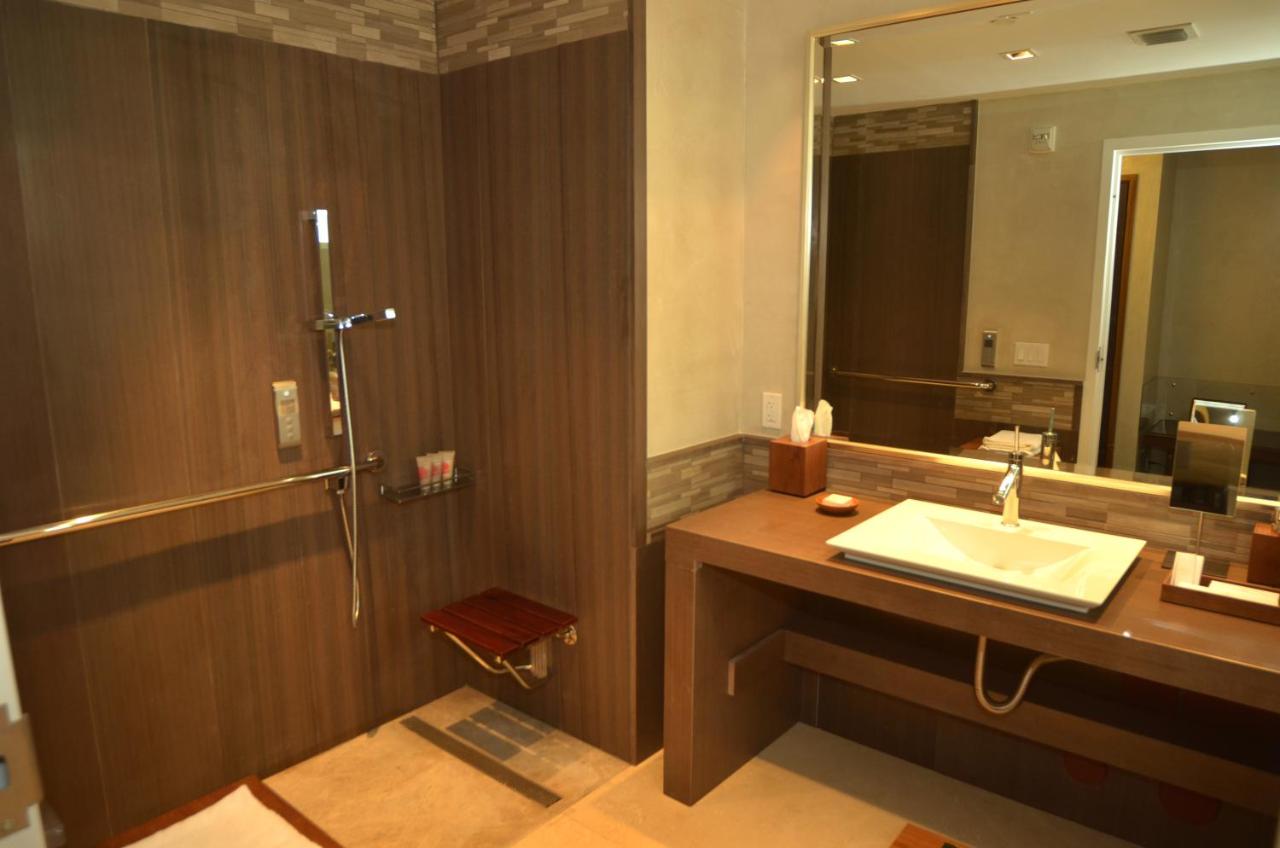 Corner Room - Disability Access with Ocean View at Royal Blues Hotel
