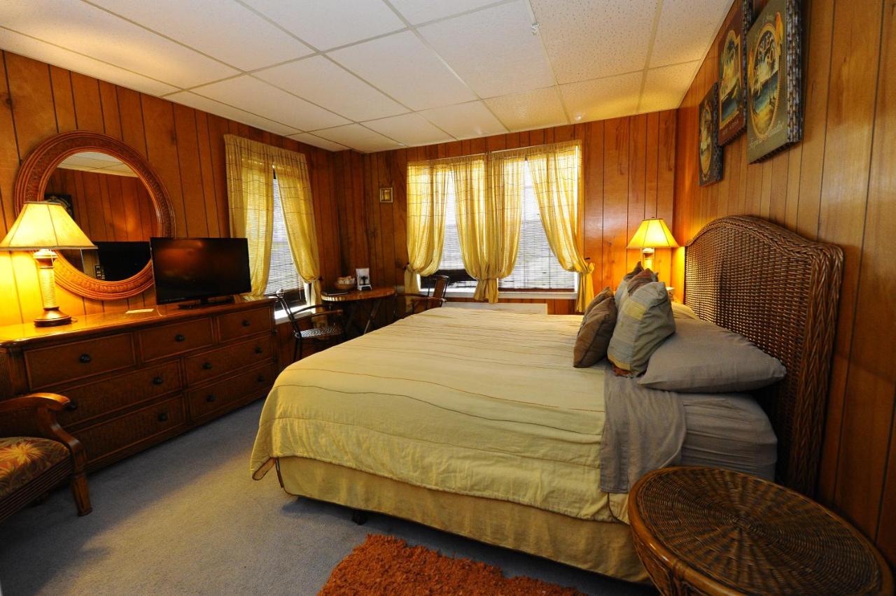 Deluxe Single Room at Seminole Inn