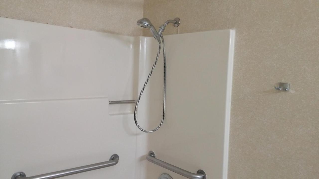 Queen Room, Disability Access, Non-Smoking at Days Inn by Wyndham Grand Forks Columbia Mall