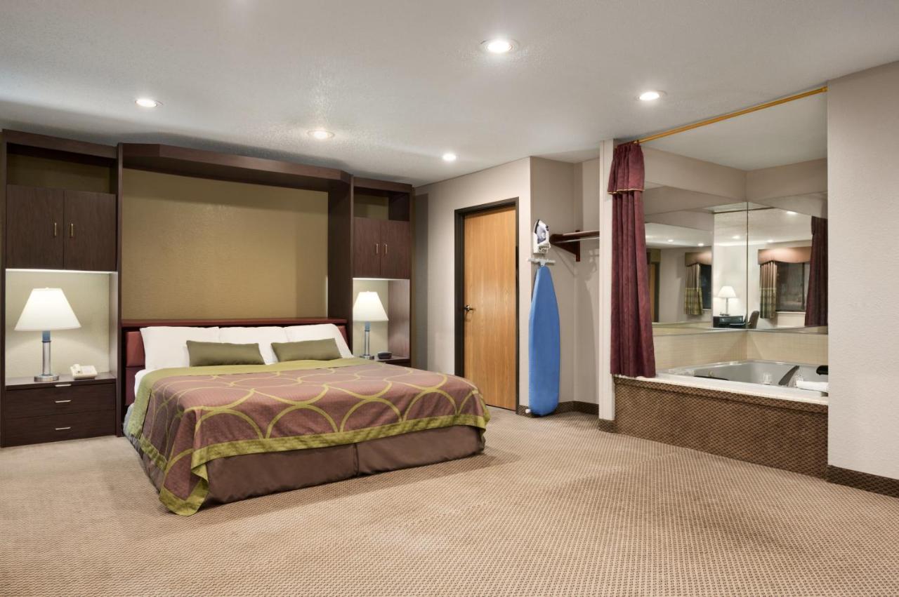Business King Room - Non-Smoking at Super 8 by Wyndham Green Bay I-43 Bus. Park