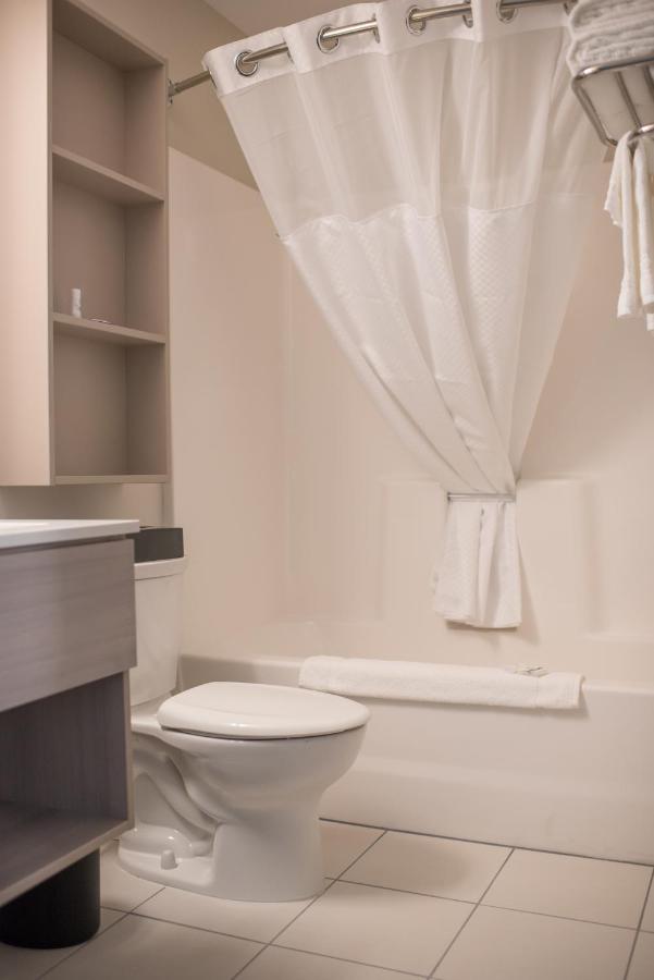 Queen Room - Non-Smoking at Microtel Inn & Suites by Wyndham West Fargo Medical Center