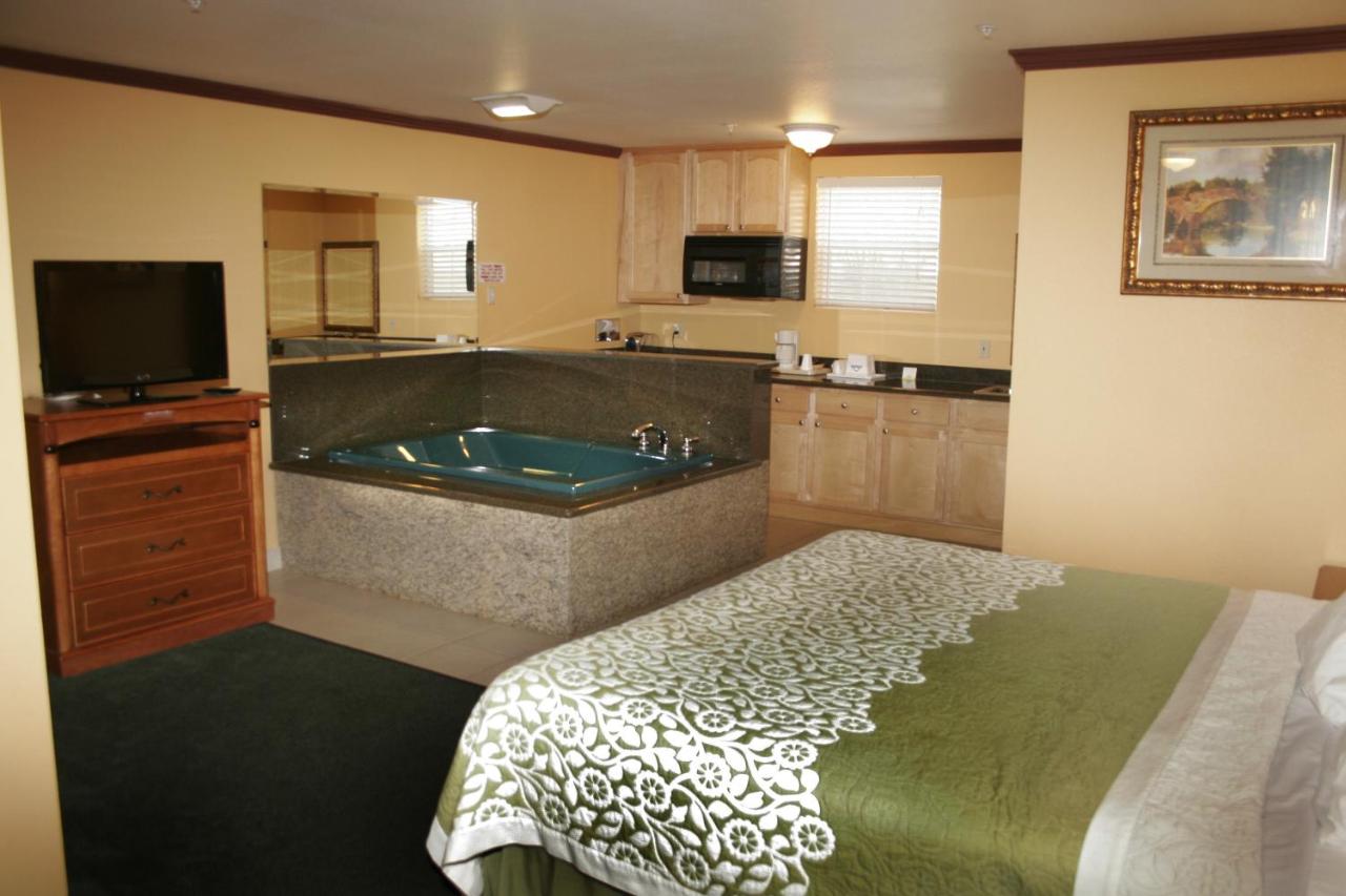 1 King Bed Jacuzzi Suite - Non-Smoking at Days Inn by Wyndham King City