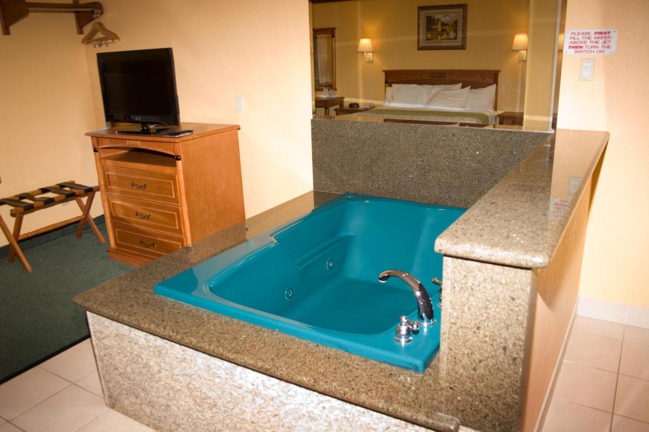 1 King Bed Jacuzzi Suite - Non-Smoking at Days Inn by Wyndham King City