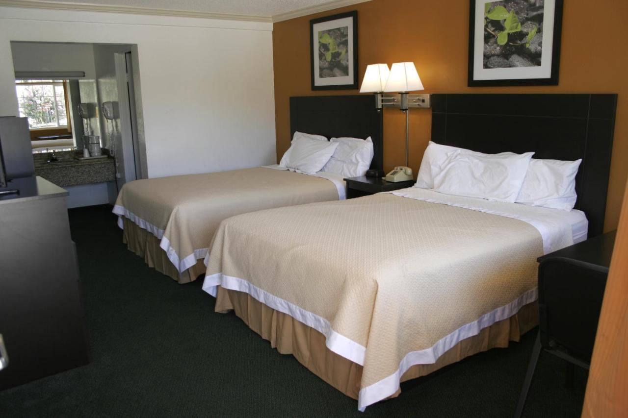 Double Room with Two Double Beds - Smoking at Days Inn by Wyndham King City
