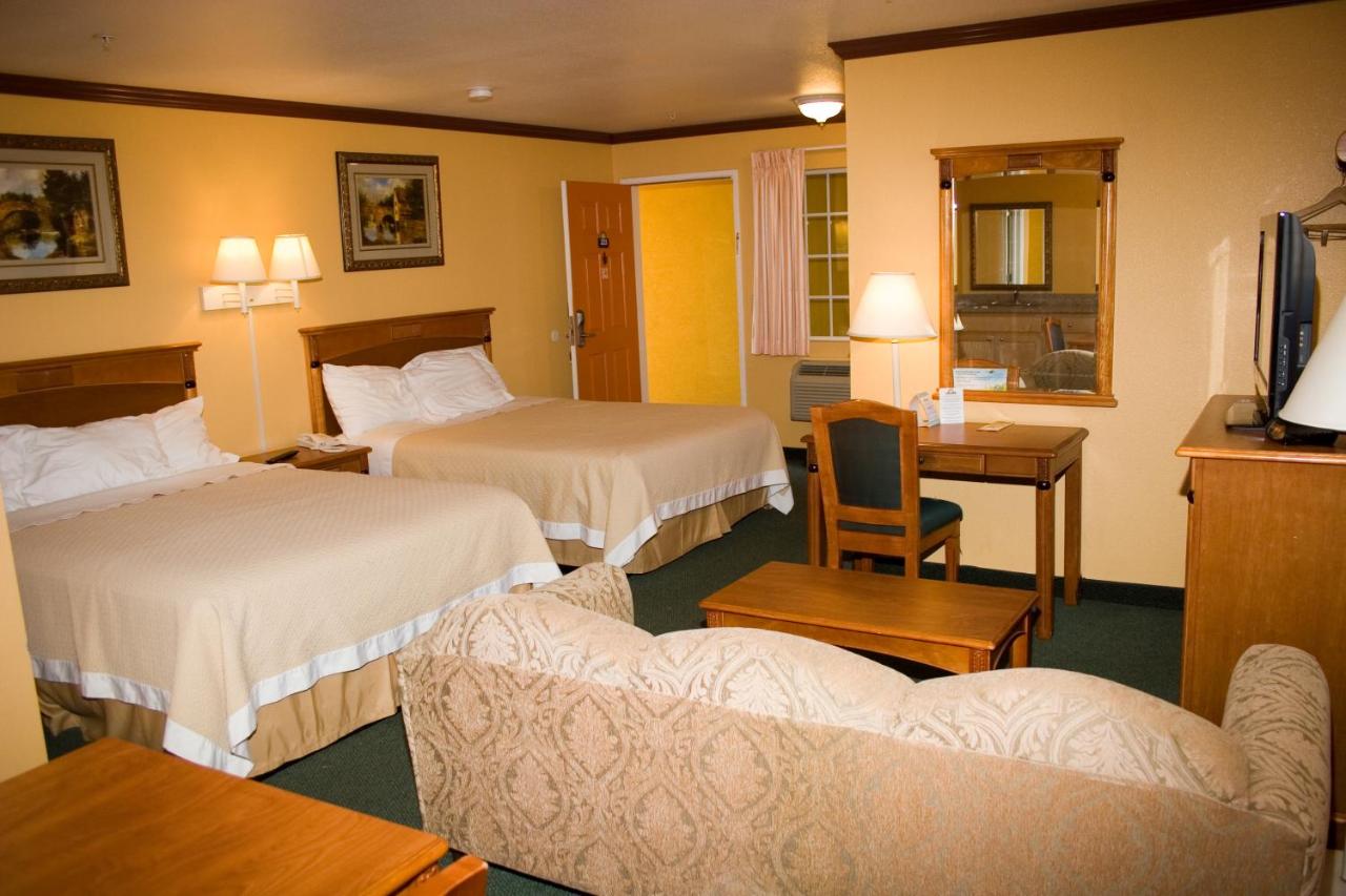 Superior Queen Room with Two Queen Beds at Days Inn by Wyndham King City